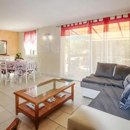 2 Bedroom Gorgeous In Les Vignes Rousset-les-Vignes