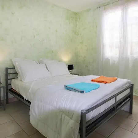 2 Bedroom Gorgeous In Les Vignes Semesterbostad *