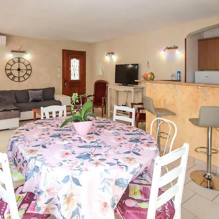 2 Bedroom Gorgeous In Les Vignes * Rousset-les-Vignes